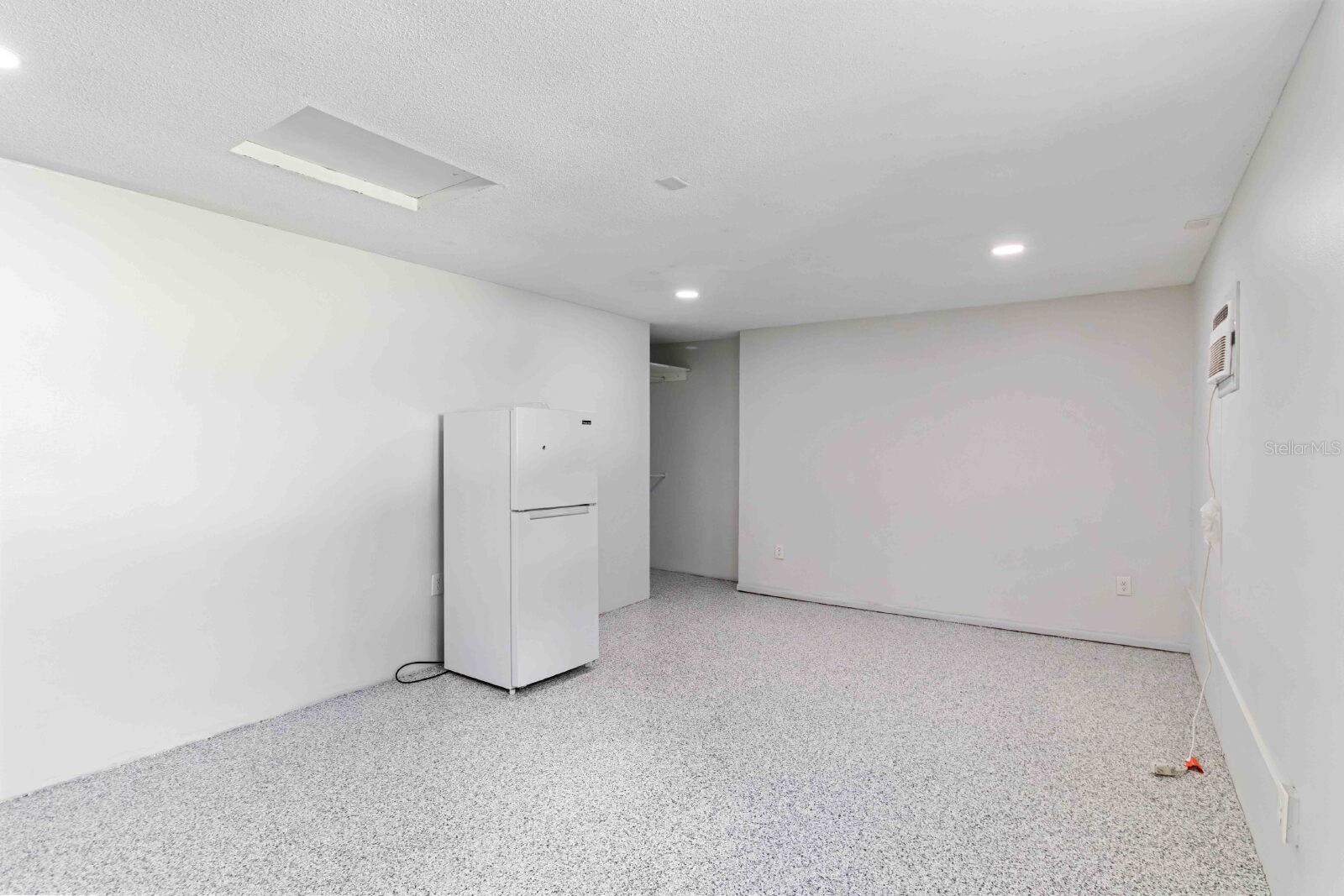 PALM LAKES - Residential Lease