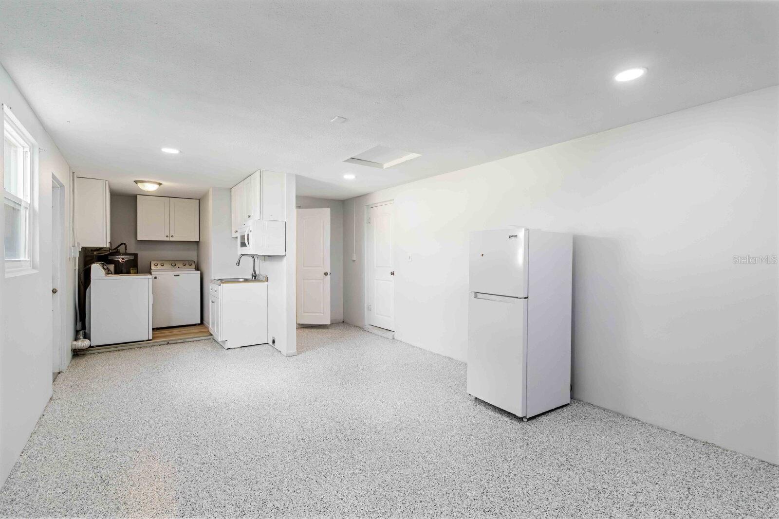 PALM LAKES - Residential Lease