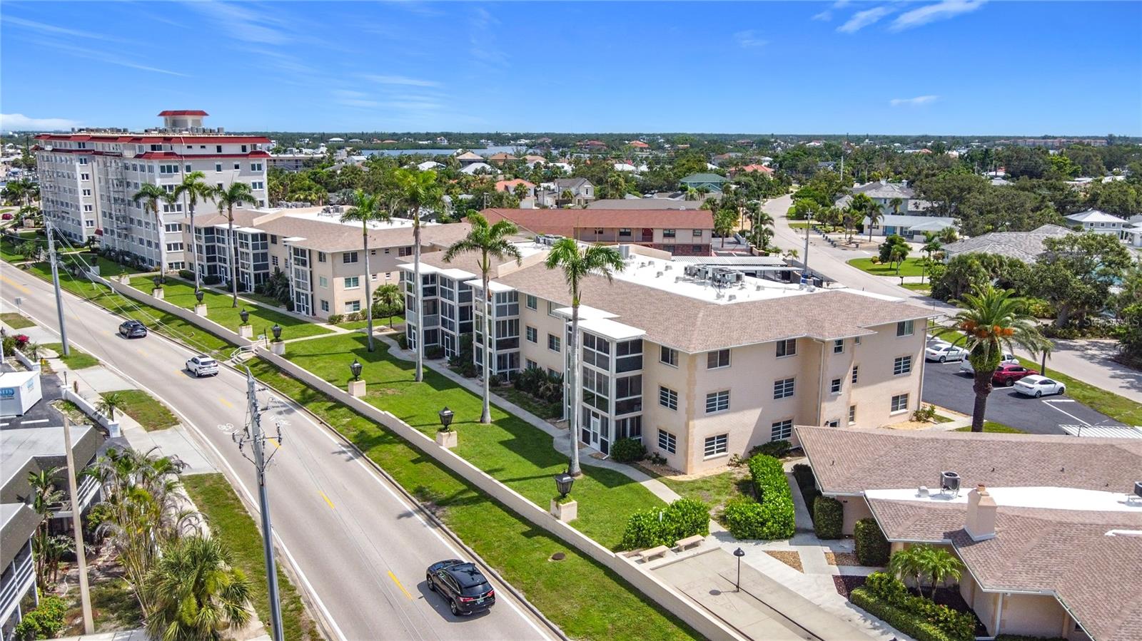 This cozy one bedroom condo is directly across the street from the Gulf of Mexico on Venice Island. Walk to the beach, Bike or walk to Downtown. It has a nice lanai for eating or relaxing. There is a community pool. This is an annual rental and available now.
No smoking or vaping
No pets