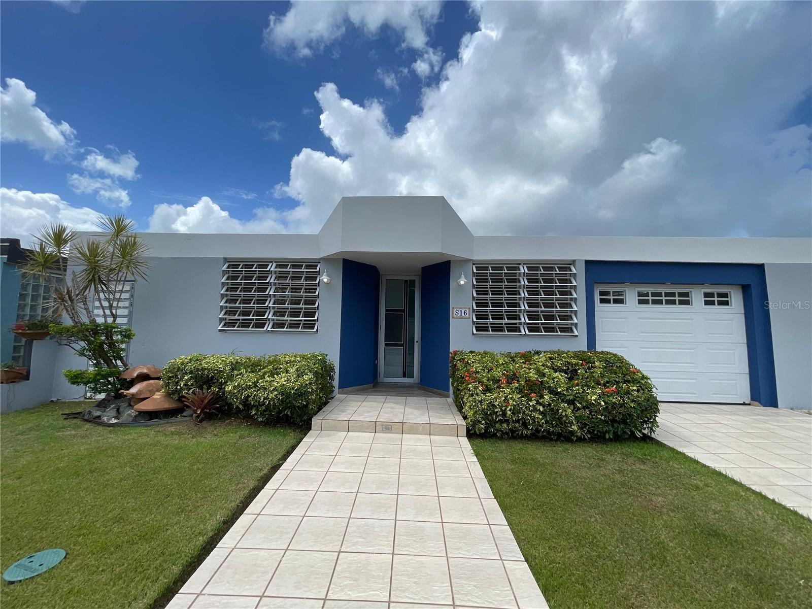 In Los Flamboyanes, a comfortable and well-designed home awaits you. This property features three bedrooms, two full bathrooms, a spacious living and dining area, and a practical kitchen ready to enjoy. It also includes a convenient terrace and a fully fenced patio. Located in a quiet and accessible community, it’s perfect for those seeking comfort, security, and an ideal space for the family. Move-in ready.