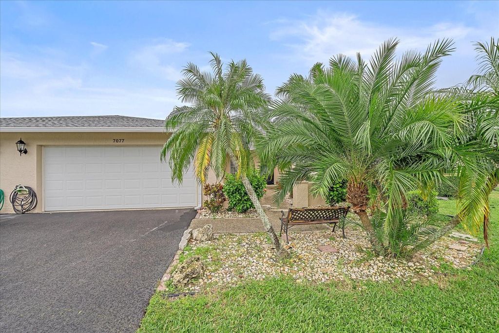 Photo of 7077 W Country Club Drive N, Sarasota, FL 34243 (MLS # A4664588)
