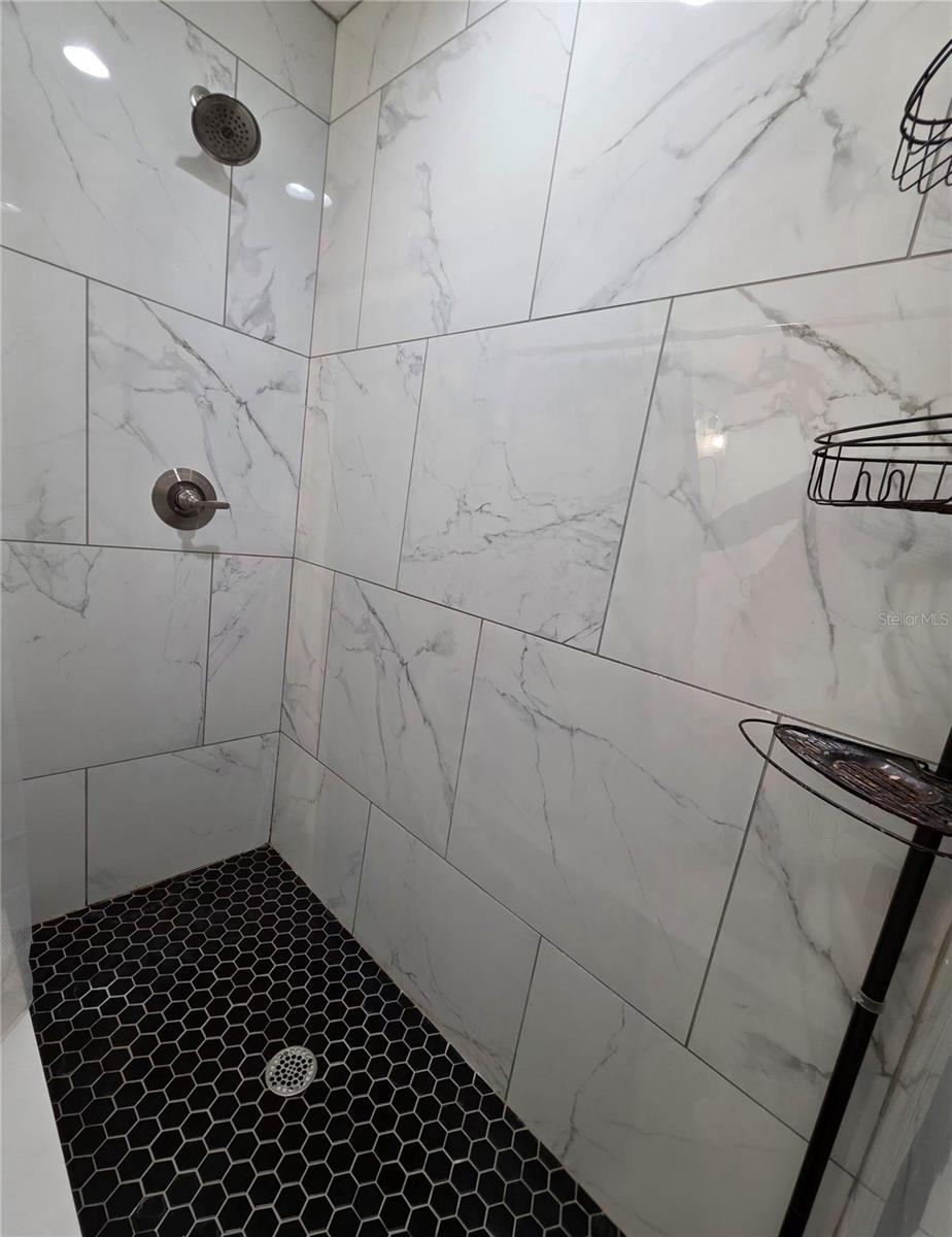 OCALA RDG UN #7 - Residential Lease