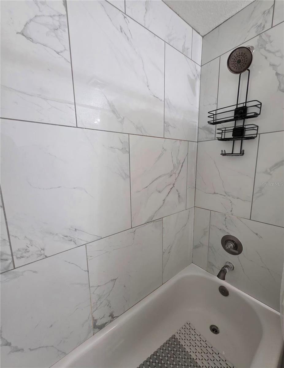 OCALA RDG UN #7 - Residential Lease