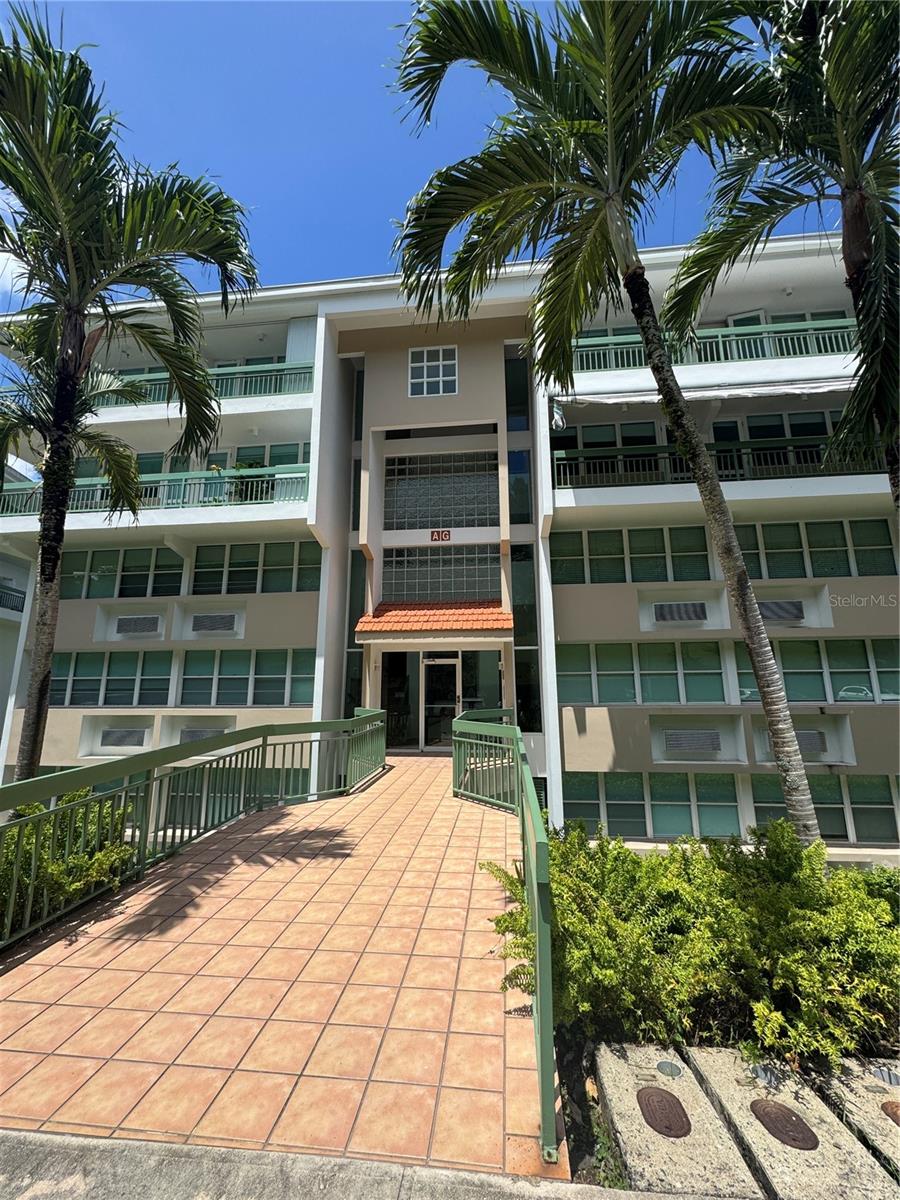 Located in the exclusive Guaynabo neighborhood, La Villa Garden is a 24-hour gated community offering privacy, security, and convenience. This private corner unit with patio features a spacious living room, dining area, kitchen with laundry, 3 bedrooms, including a master suite with en-suite bathroom and walk-in closet, 2 full bathrooms, and a linen closet. Community amenities include a swimming pool with clubhouse, fitness center, basketball court, and tennis court. Ideally situated near Baldwin School, Colegio Marista, shopping, and dining. FHA approved.