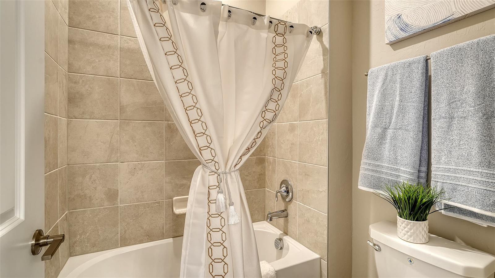 LORRAINE LAKES - Residential Lease