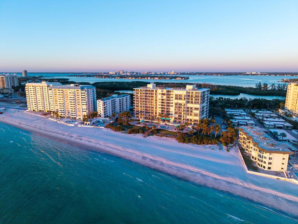 L ELEGANCE ON LIDO BEACH - Residential