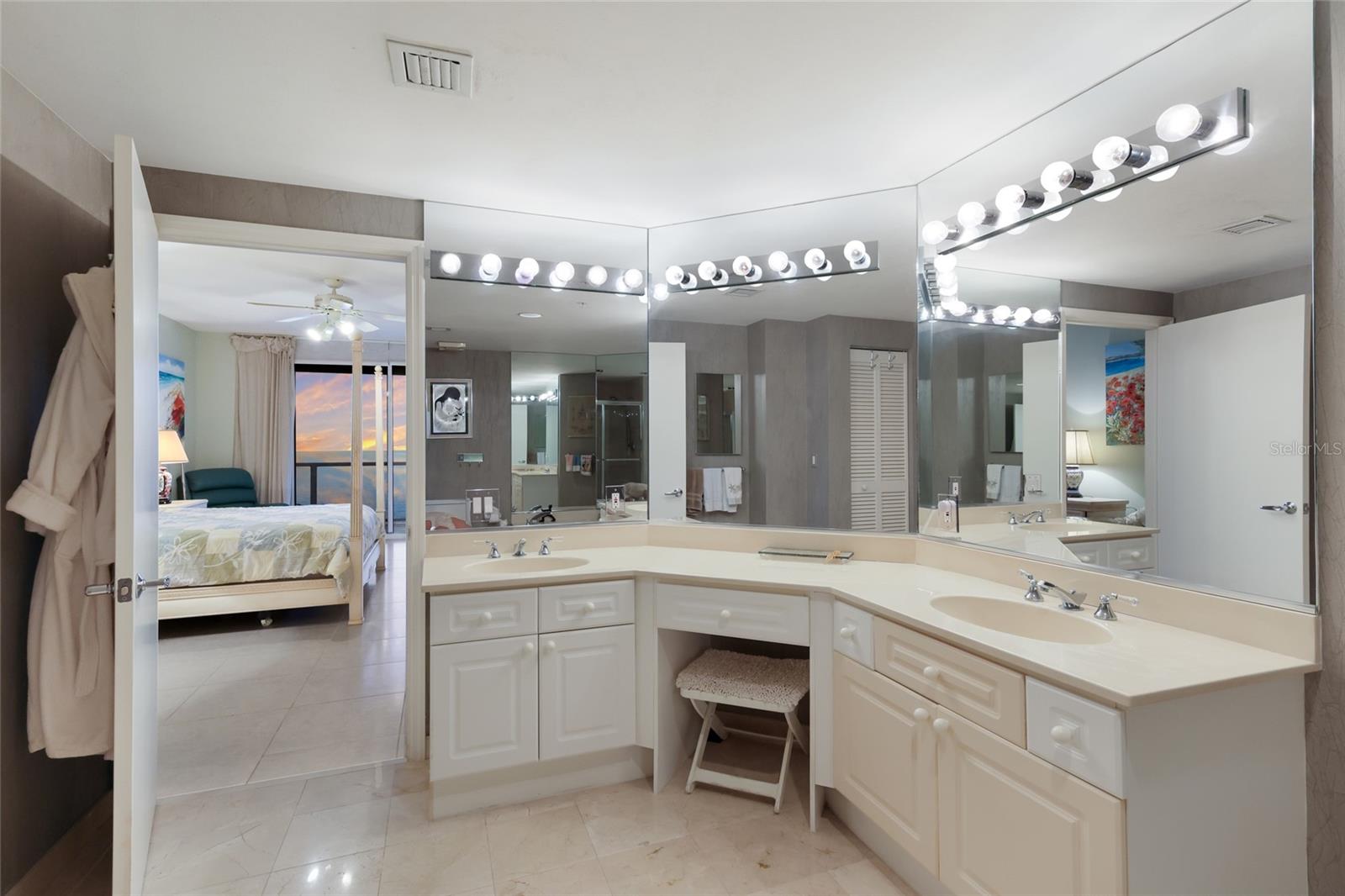 L ELEGANCE ON LIDO BEACH - Residential