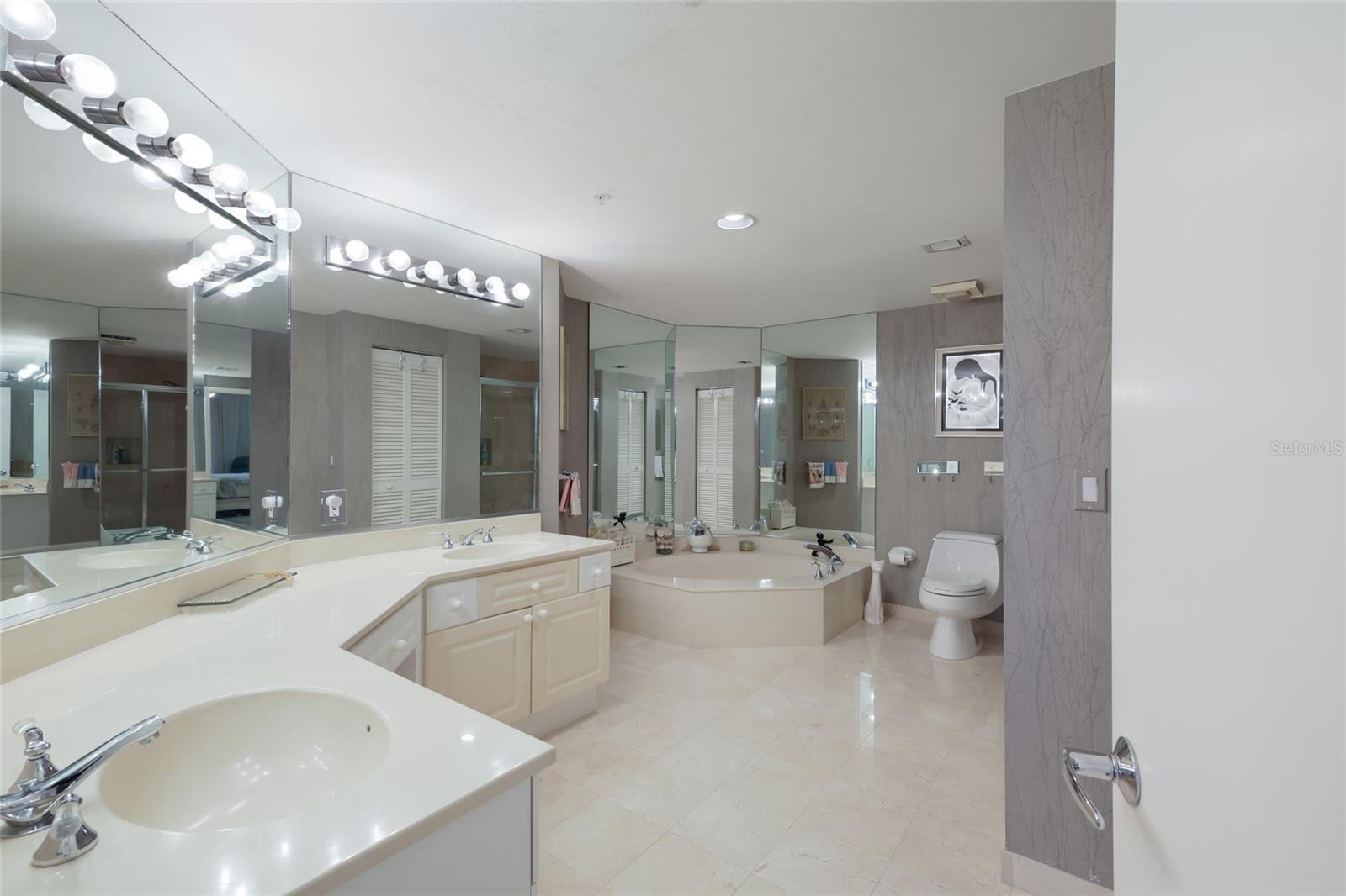 L ELEGANCE ON LIDO BEACH - Residential