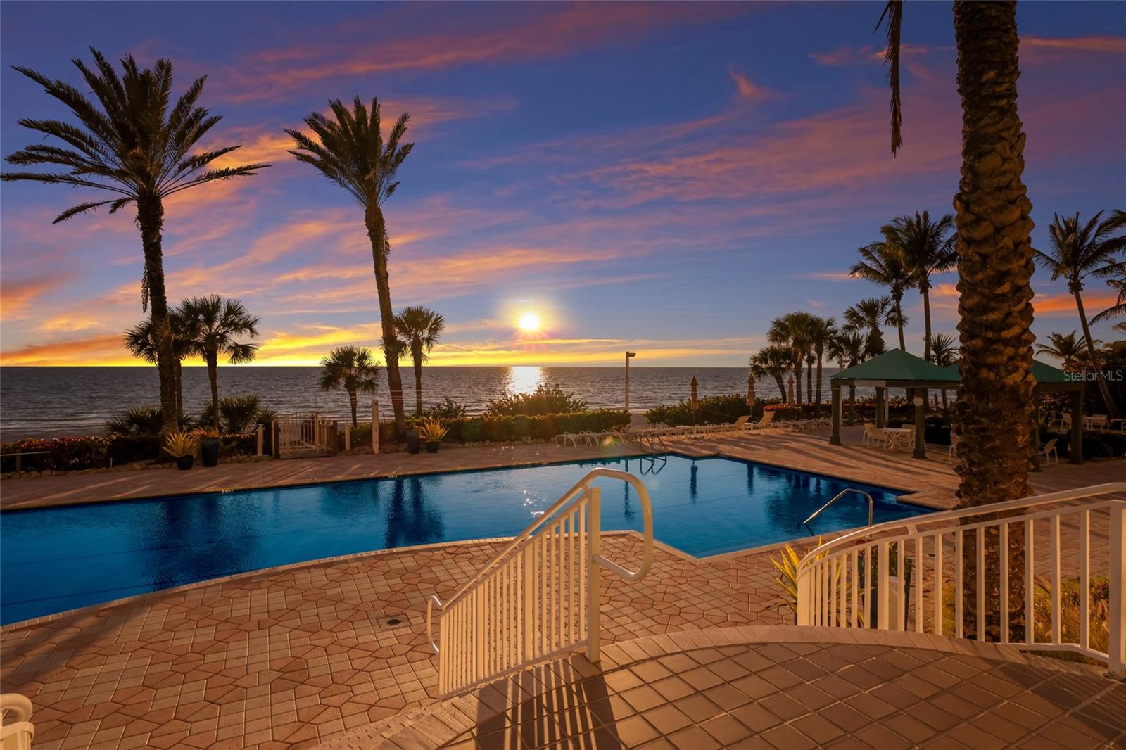 L ELEGANCE ON LIDO BEACH - Residential