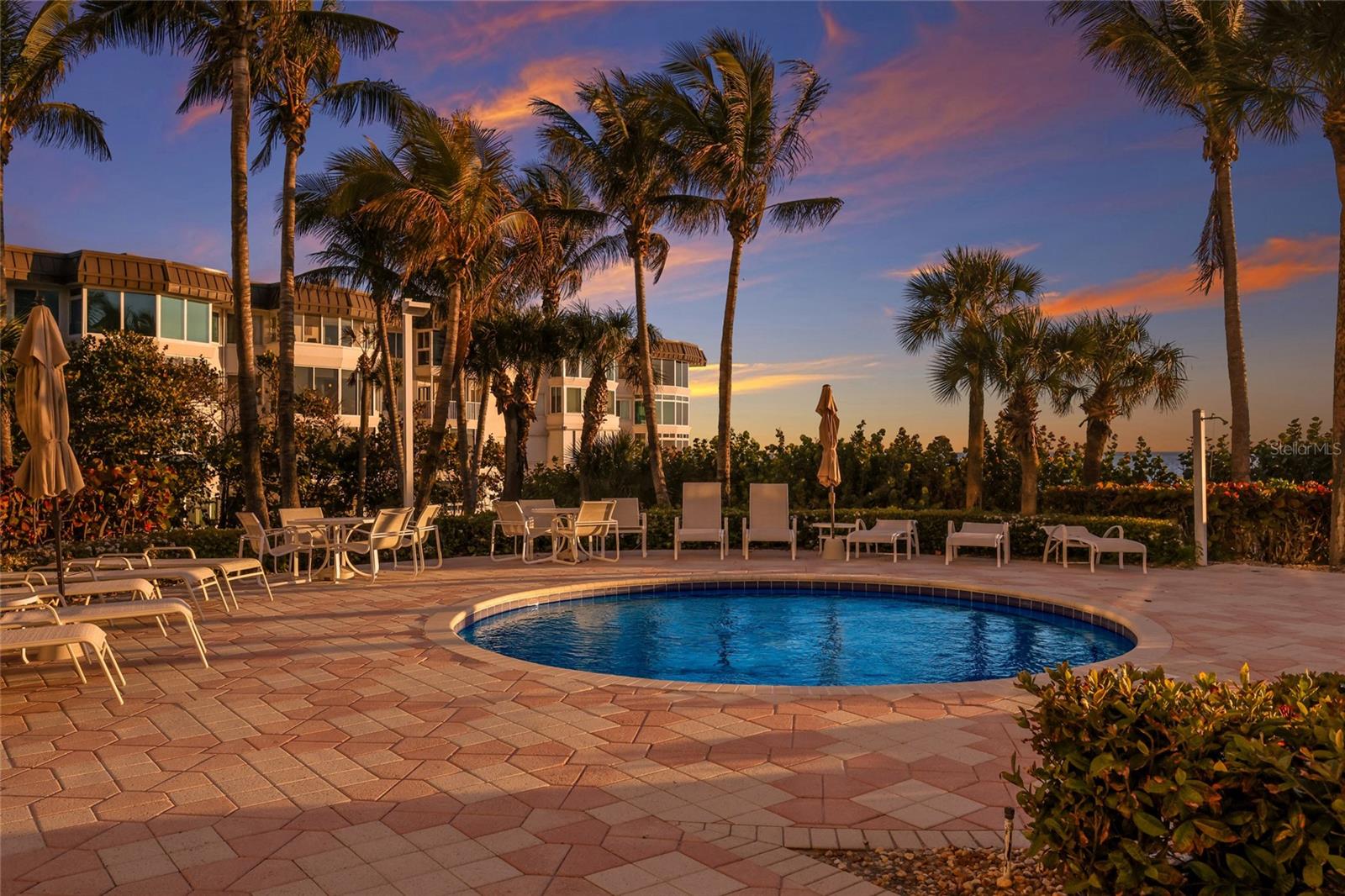 L ELEGANCE ON LIDO BEACH - Residential