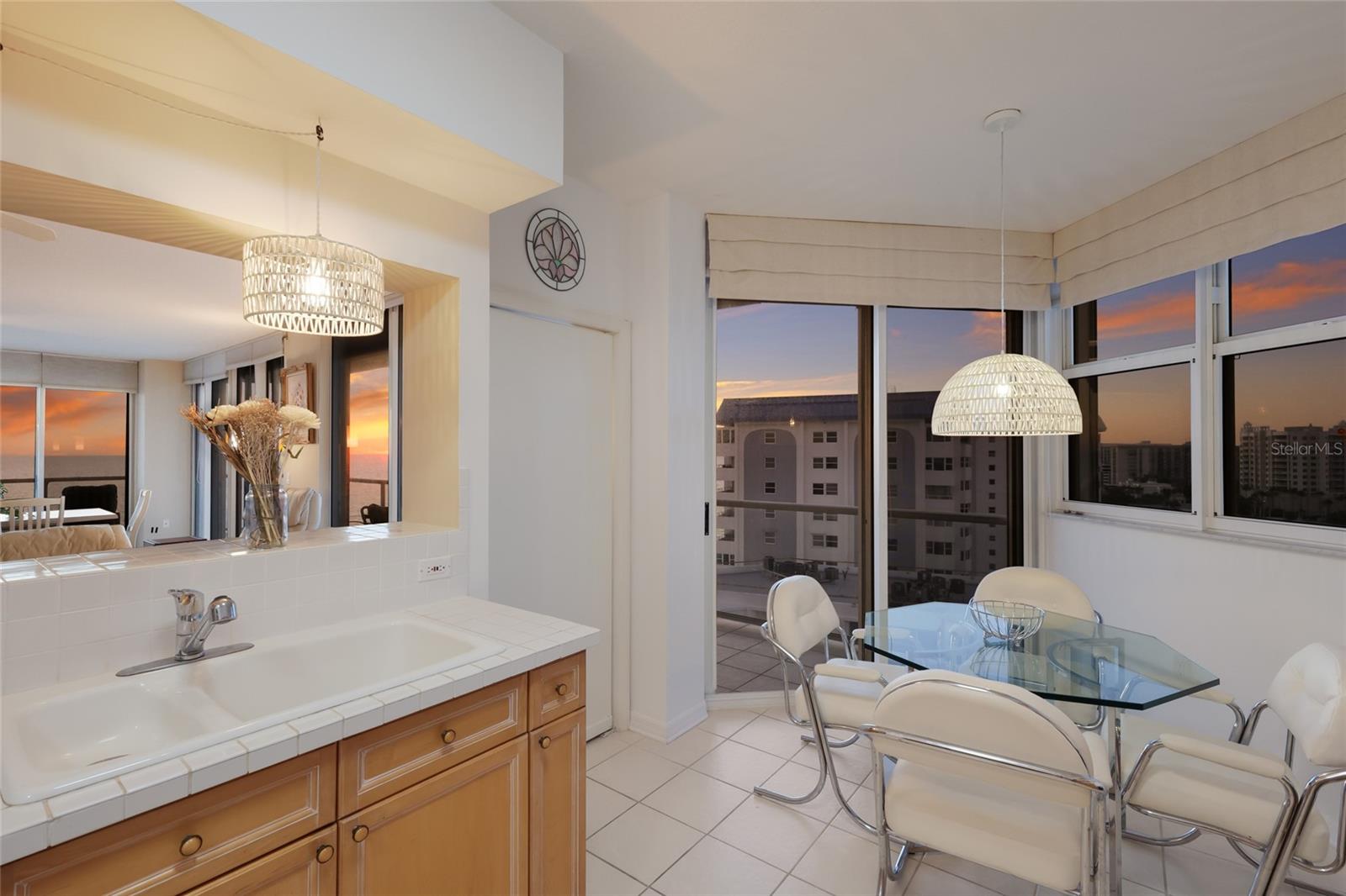 L ELEGANCE ON LIDO BEACH - Residential