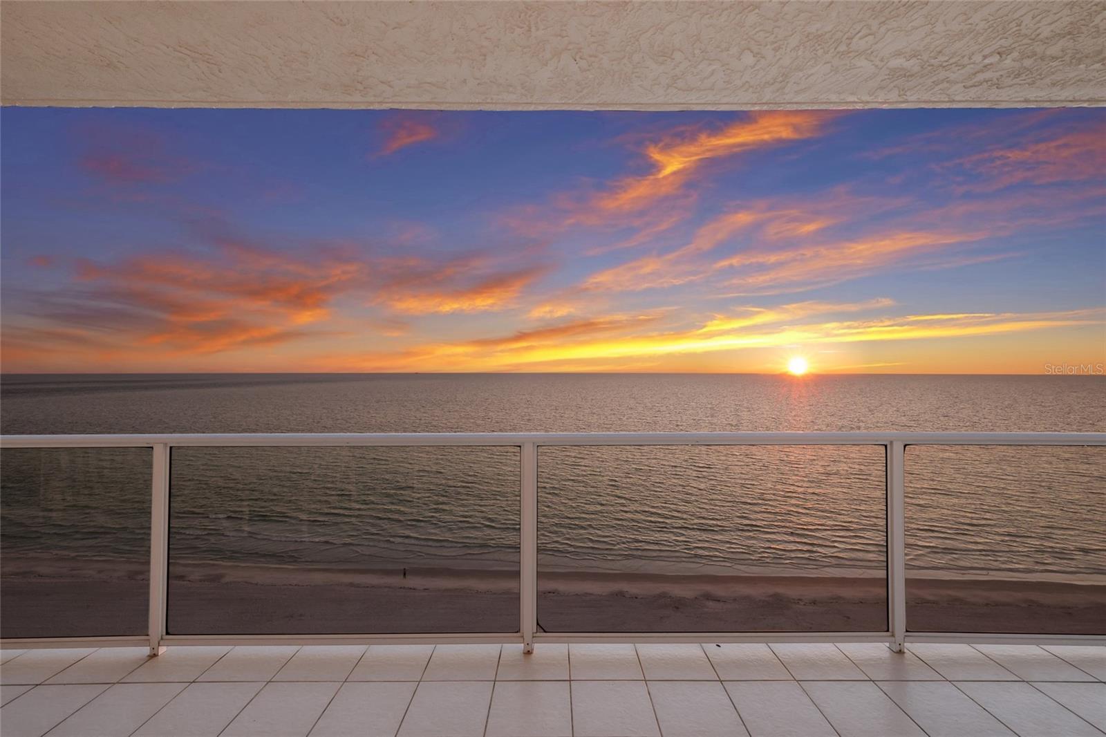 L ELEGANCE ON LIDO BEACH - Residential