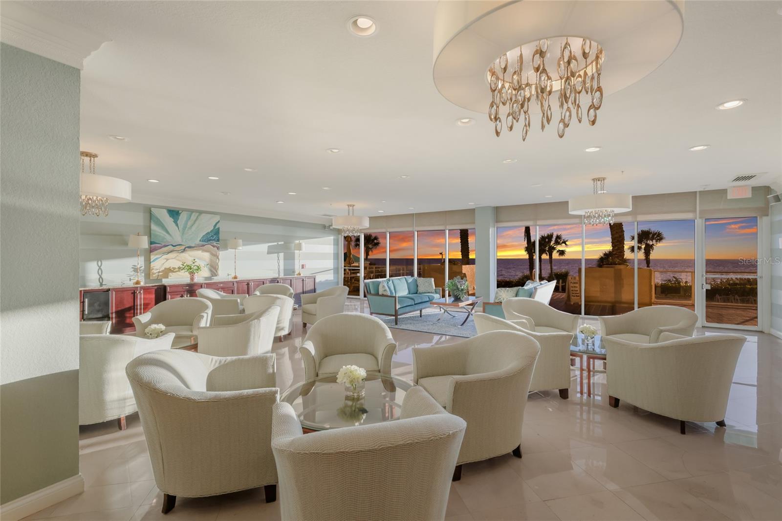 L ELEGANCE ON LIDO BEACH - Residential