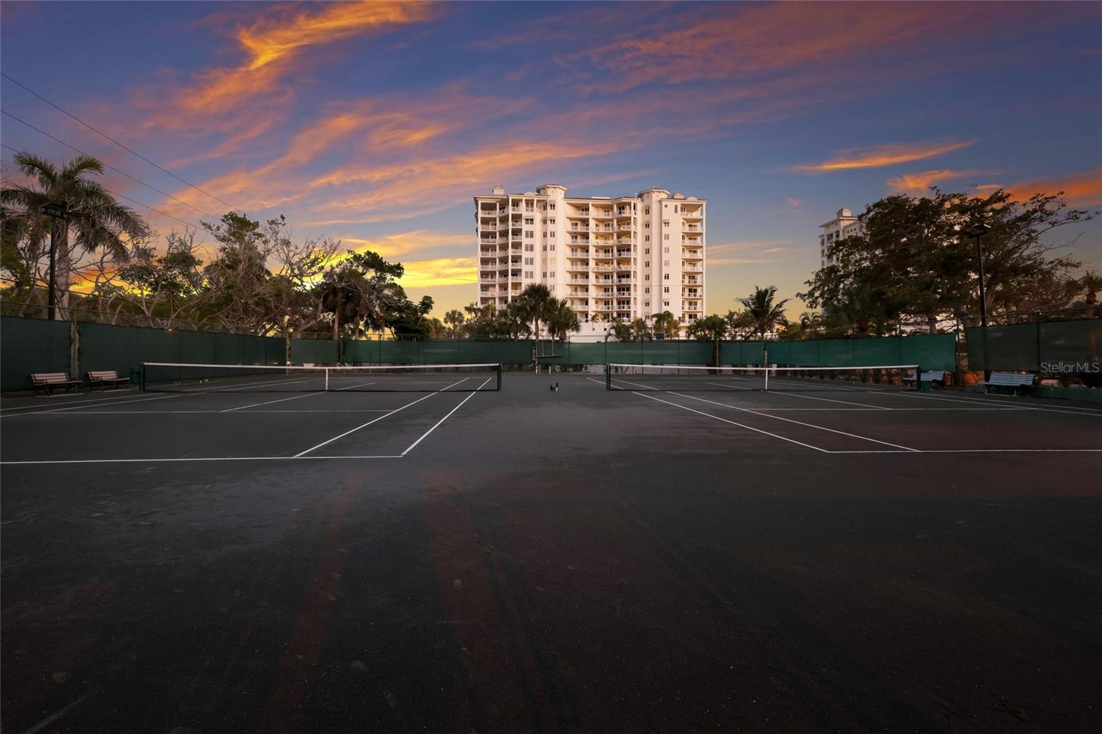 L ELEGANCE ON LIDO BEACH - Residential