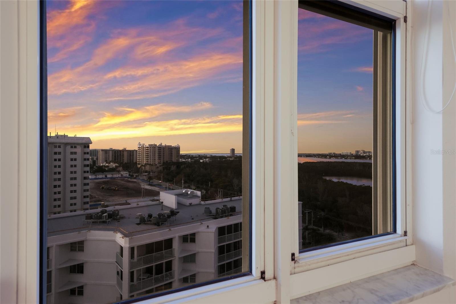 L ELEGANCE ON LIDO BEACH - Residential