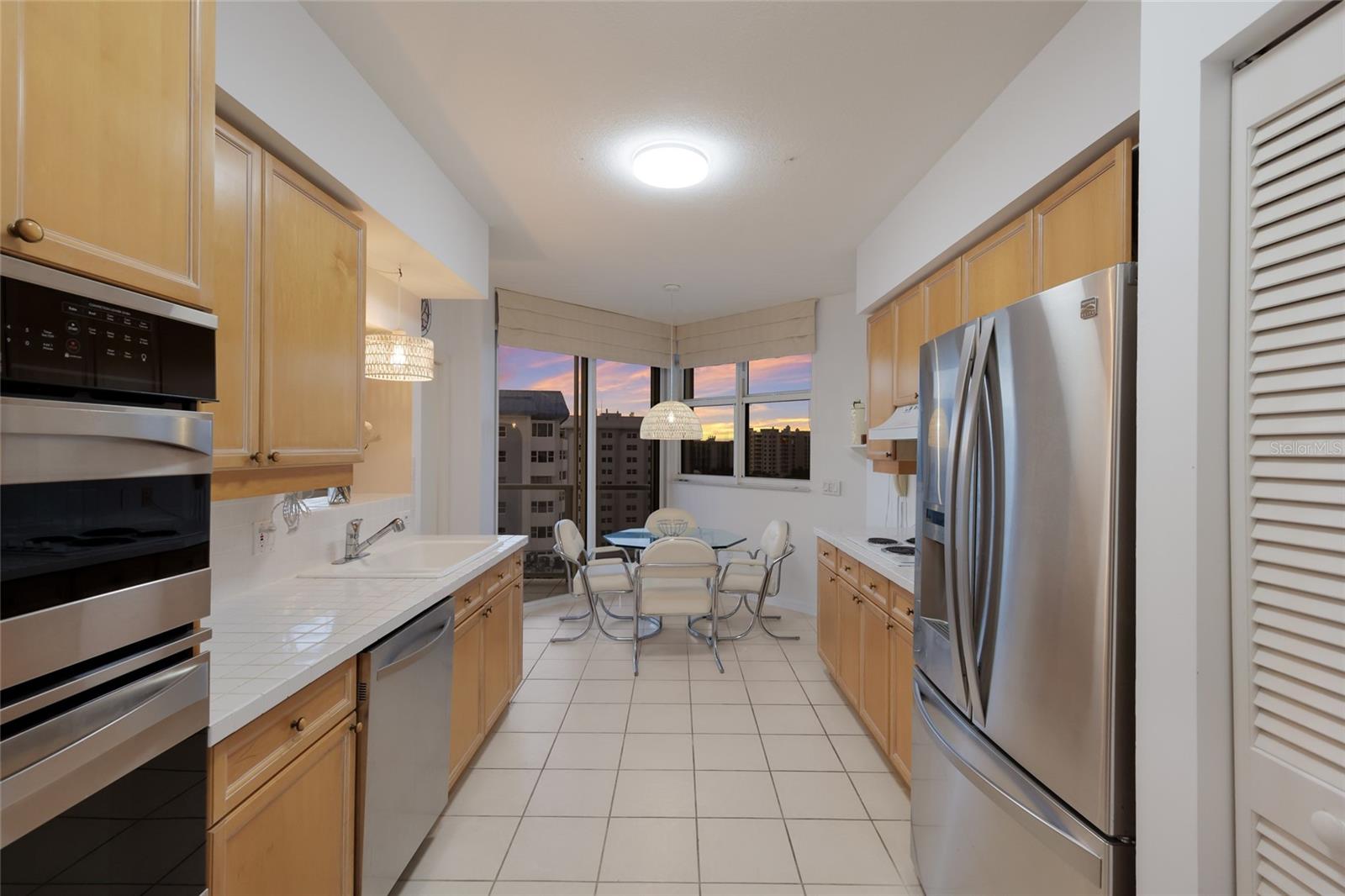 L ELEGANCE ON LIDO BEACH - Residential