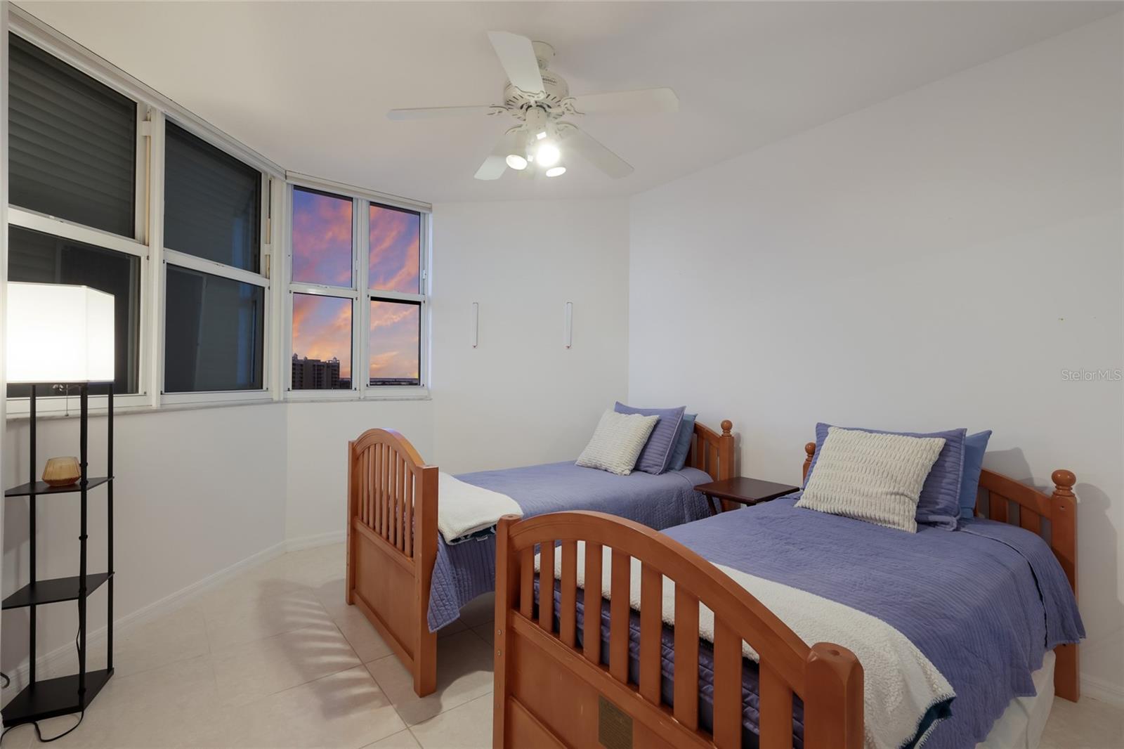 L ELEGANCE ON LIDO BEACH - Residential