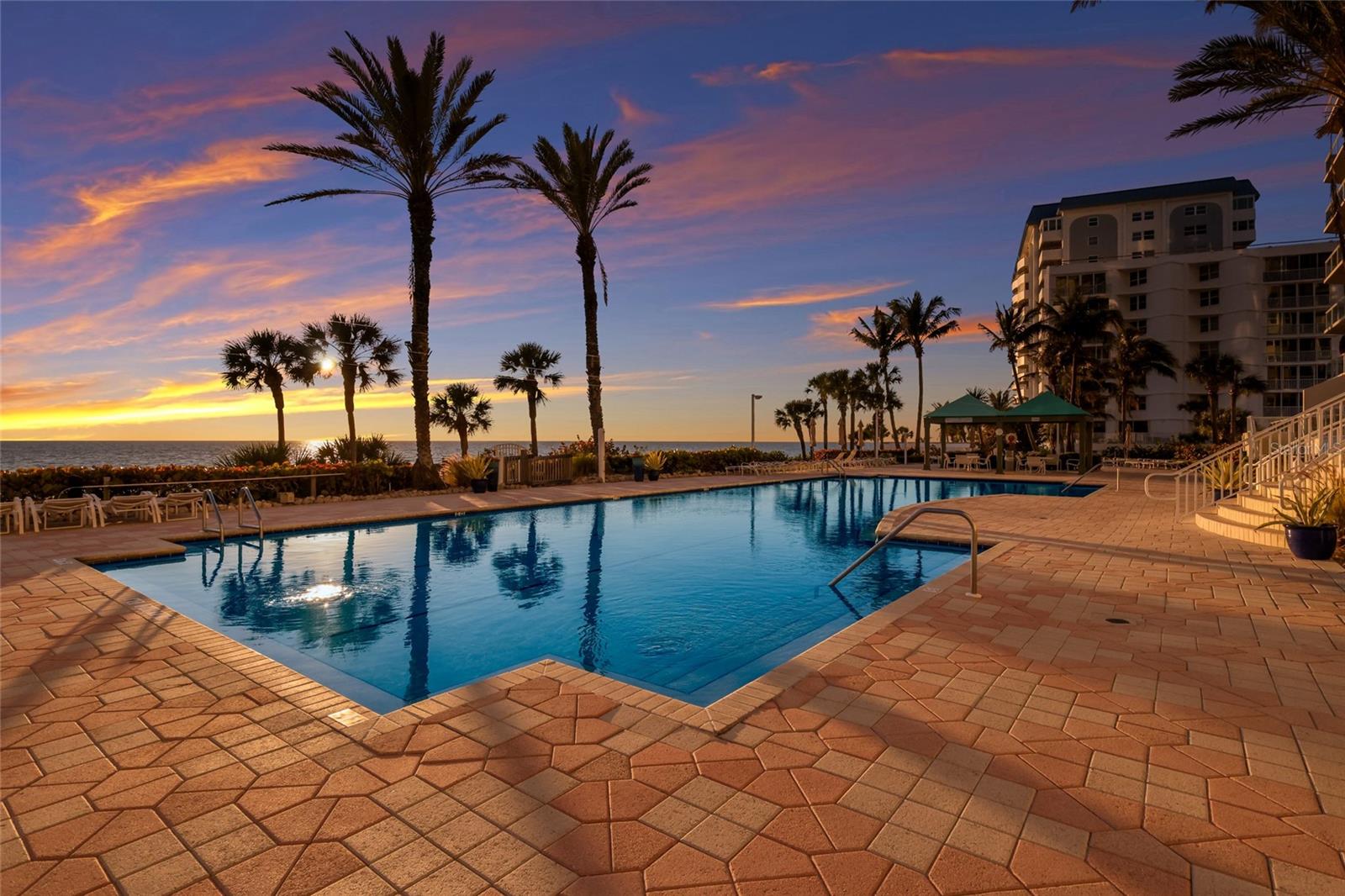 L ELEGANCE ON LIDO BEACH - Residential