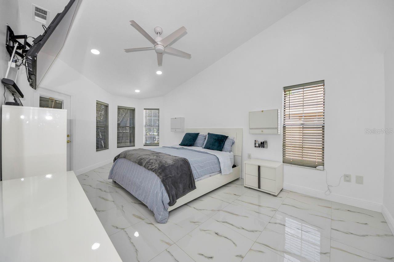 TROPIC SHORES - Residential