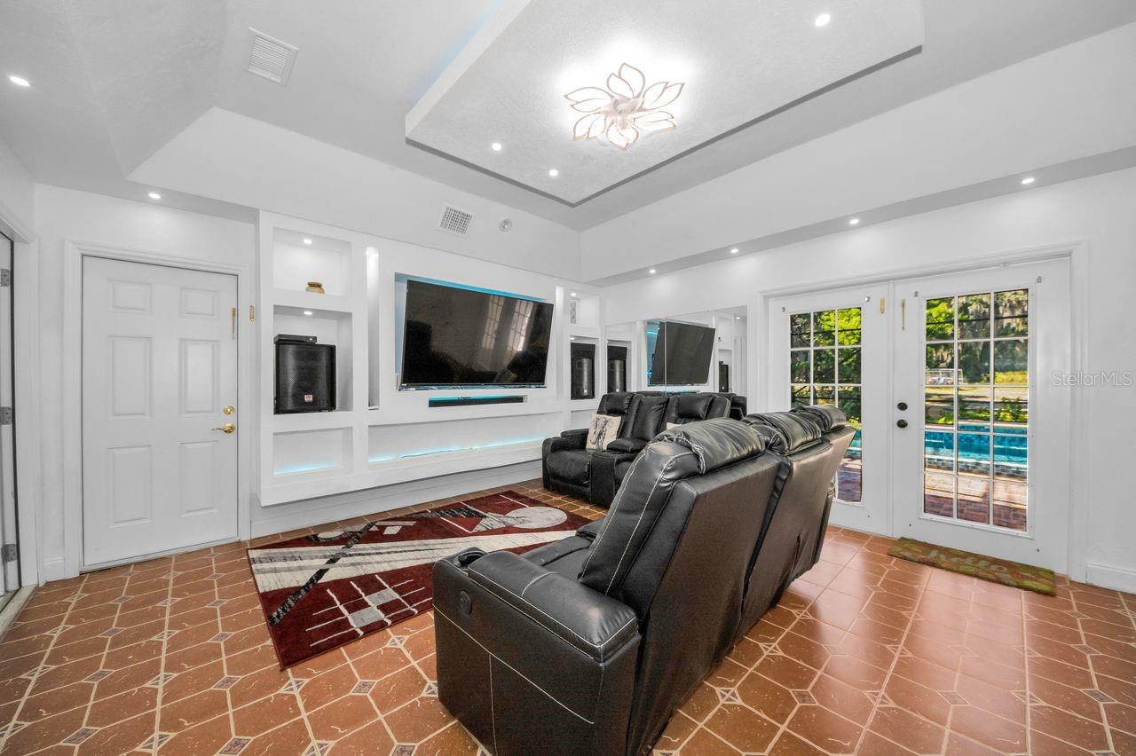 TROPIC SHORES - Residential