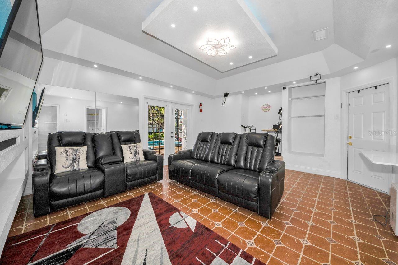 TROPIC SHORES - Residential