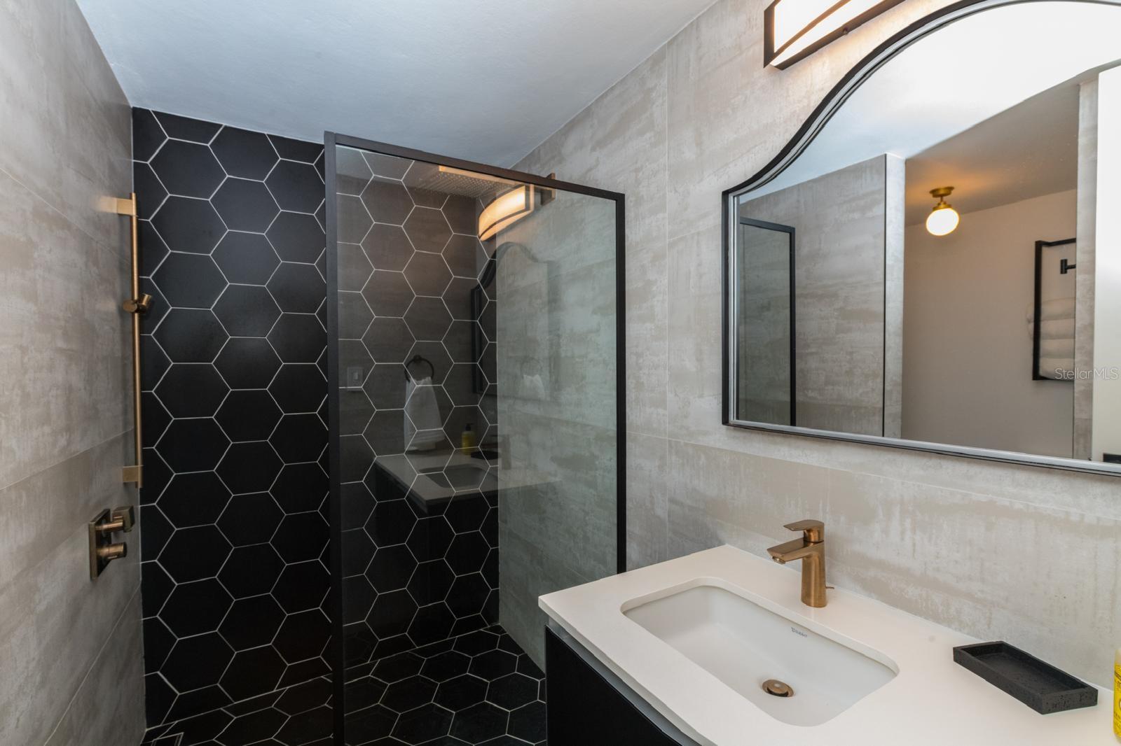 WALDORF TOWER ISLA VERDE - Residential Lease