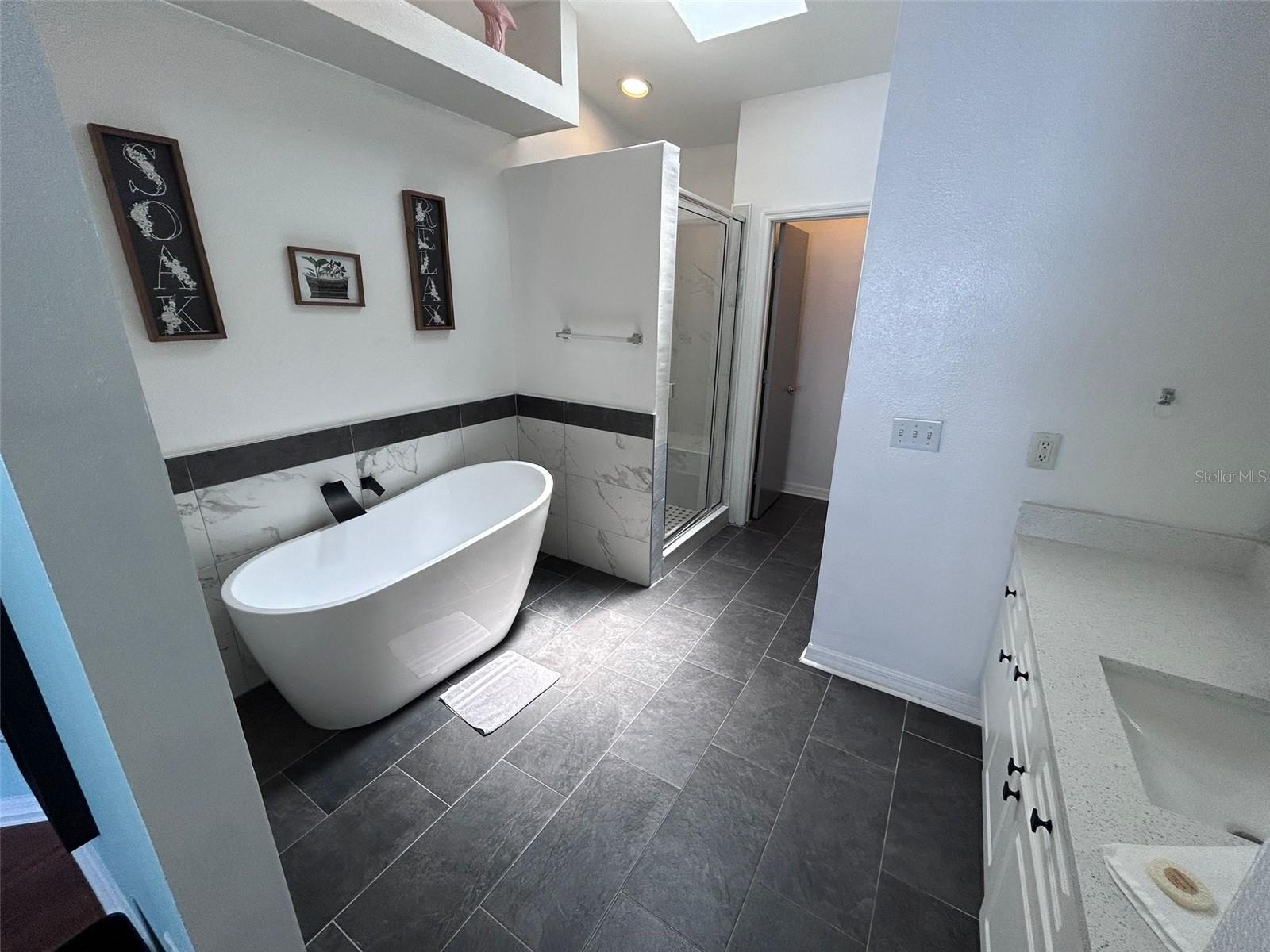 ISLAND CLUB WEST PH 01 - Residential Lease