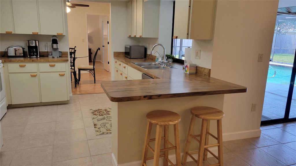 Photo of 1526 Georgetowne Lane, Sarasota, FL 34232 (MLS # A4684545)