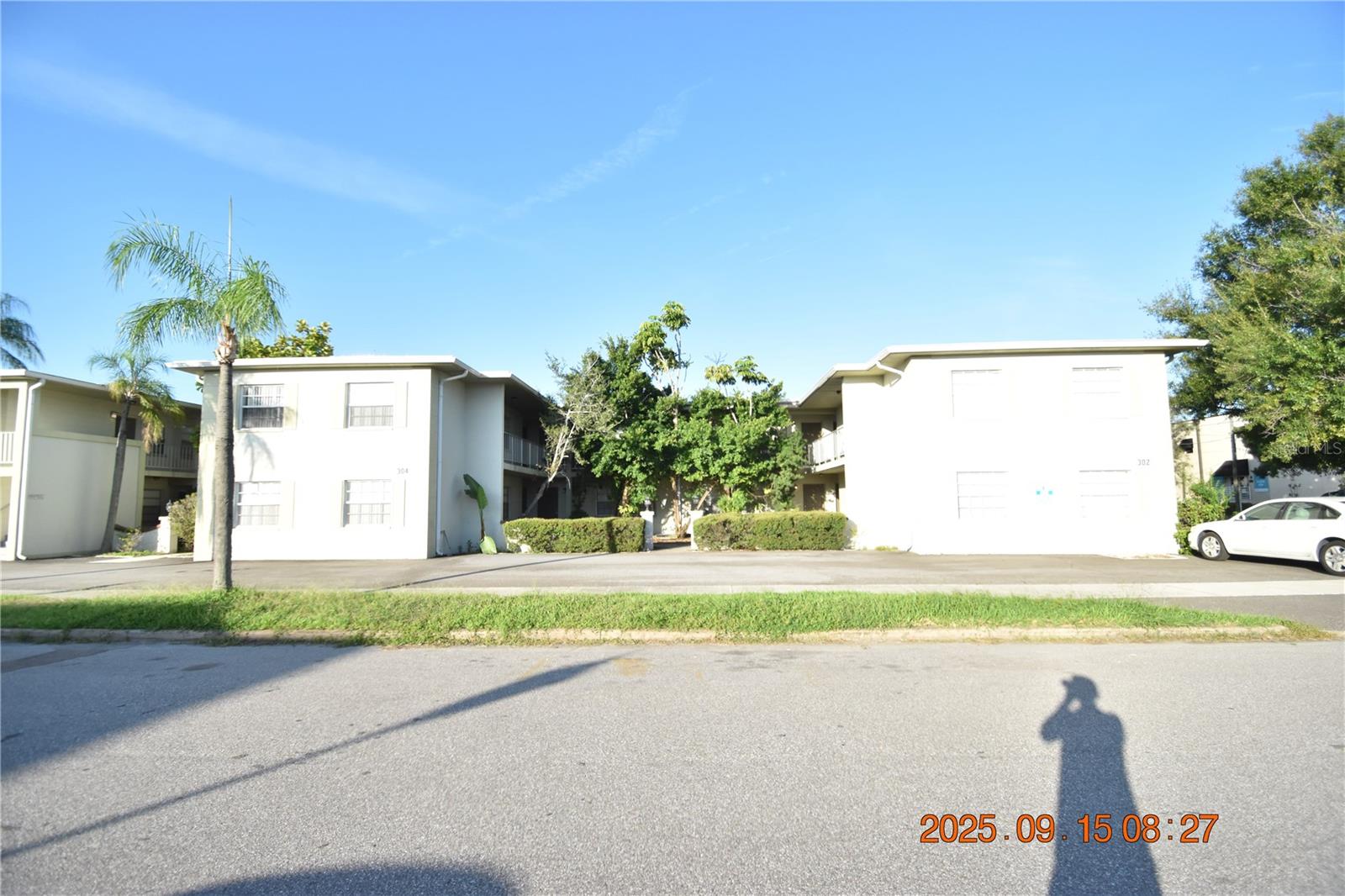 LOCATION, LOCATION, LOCATION! Is there a downtown location more special than Davis Islands? We don’t think so!
1 Bedroom 1 Bathroom Davis Islands apartment with approx. 550 sqft of living space.
2nd floor unit means no one living above you.
$50 monthly water/sewer charge required, added to base rent.
Cozy carpet in living room and bedroom with beautiful wood laminate floors in wet areas makes cleaning a breeze.
Spacious living/dining combo is an entertainer’s dream!
Inviting kitchen has plenty of cabinet and counter space to keep all your kitchen essentials organized.
Kitchen appliances include range and refrigerator.
Window blinds for light control and privacy.
Ceiling fans will be sending you a cool breeze.
Central heat & air for to keep you comfy year round.
Convenient to Downtown Tampa, Tampa General Hospital, Tampa International Airport and all of the dining and entertainment South Tampa provides. Hillsborough community college, USF Health Cosmetic and Laser Center, and Tampa Bay Urology Institute just minutes away!
Laundry facilities are not available on-site; however, two laundry services are conveniently located on the island. Pioneer Cleaners offers a wash and fold service where you can drop off your laundry and pick it up later. Alternatively, you can opt for the glove service provided by Express Mobile Laundry, which allows you to arrange pick up and drop off via text message. Owner Mike mentions that many clients prefer leaving and retrieving their laundry right from their front porch. Pay by the pound. Feel free to ask us for contact details.
Utilities are separate and tenant responsibility.