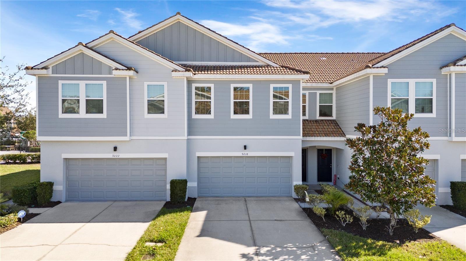 Impressive Townhouse in the Desired Subdivision of Somerset Chase, Welcome to the house of your dreams! Located in the coveted Somerset Chase subdivision, this beautiful townhouse is located on a premium double pondfront lot, with quiet views and just steps from the communal pool. With almost 1,800 square feet of living space, this property is perfect for those looking for comfort, convenience and a year-round maintenance-free lifestyle. Spacious distribution 3 bedrooms, 2.5 bathrooms and an attached garage for 2 cars. Modern Kitchen, Equipped with 42" improved cabinets in espresso color, granite countertops and stainless steel appliances, Improved Bathrooms, With luxury finishes for a special touch, Comfort and Convenience, Includes ceiling fans, washer and dryer. Conveniently located near Valencia College and UCF, this home offers easy access to a variety of restaurants, shops, hospitals and major attractions. Just a short drive from Orlando International Airport, this location guarantees that you will always be close to what you need.
Don't miss this opportunity to own a piece of paradise in one of Orlando's most desired communities! Schedule your private visit today and make this townhouse your new home.