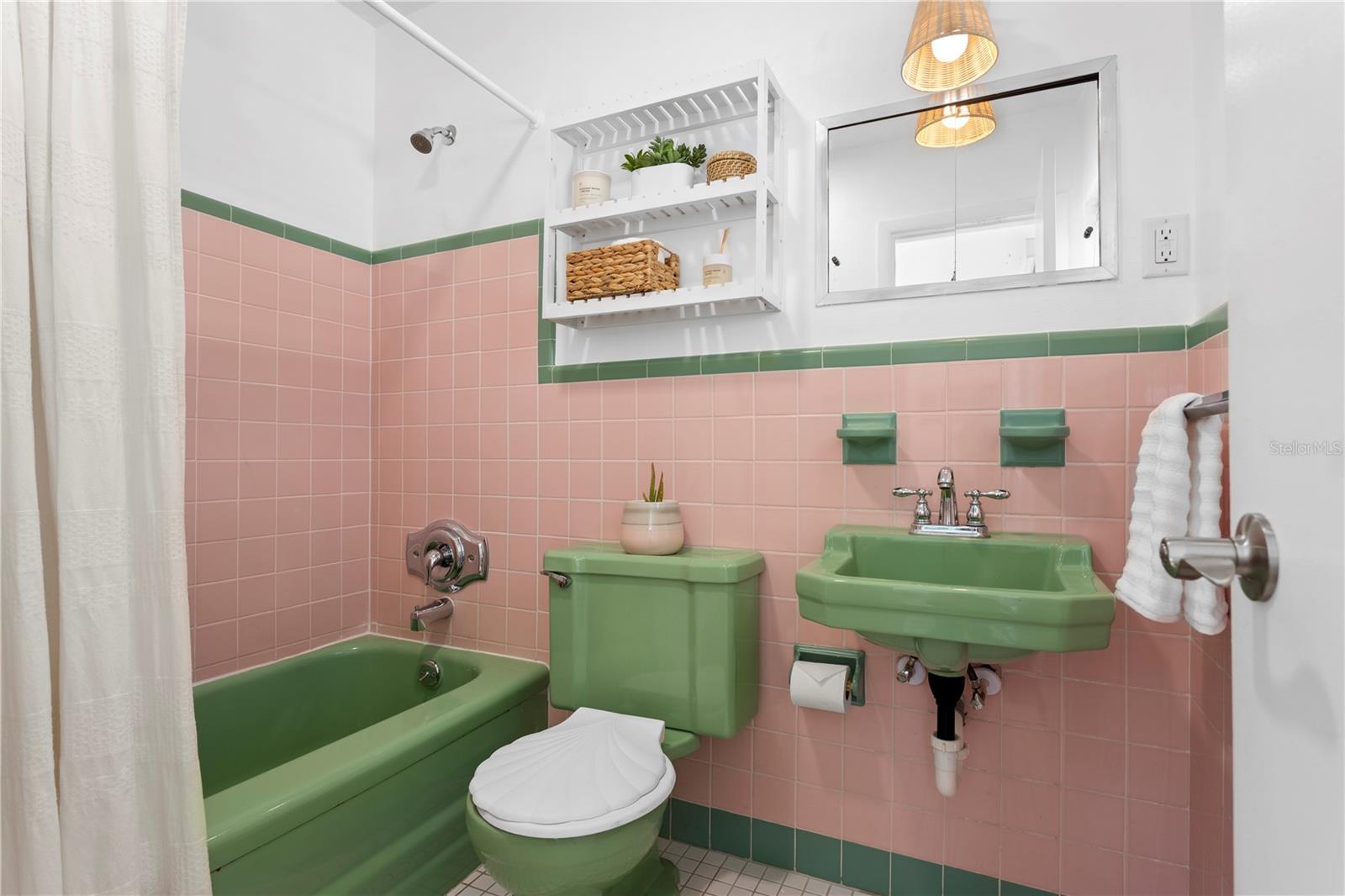 MEADOW LAWN 8TH ADD - Residential