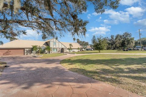 A home in LAKE WALES