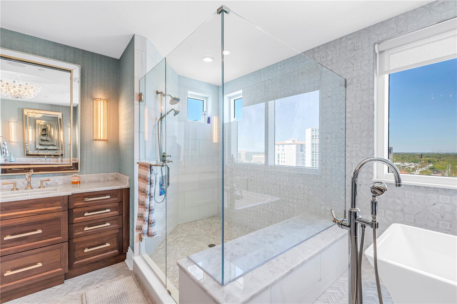 OVATION CONDO - Residential