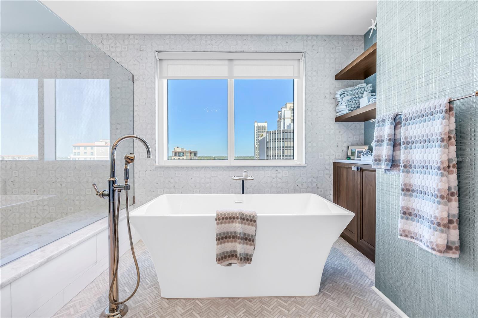 OVATION CONDO - Residential