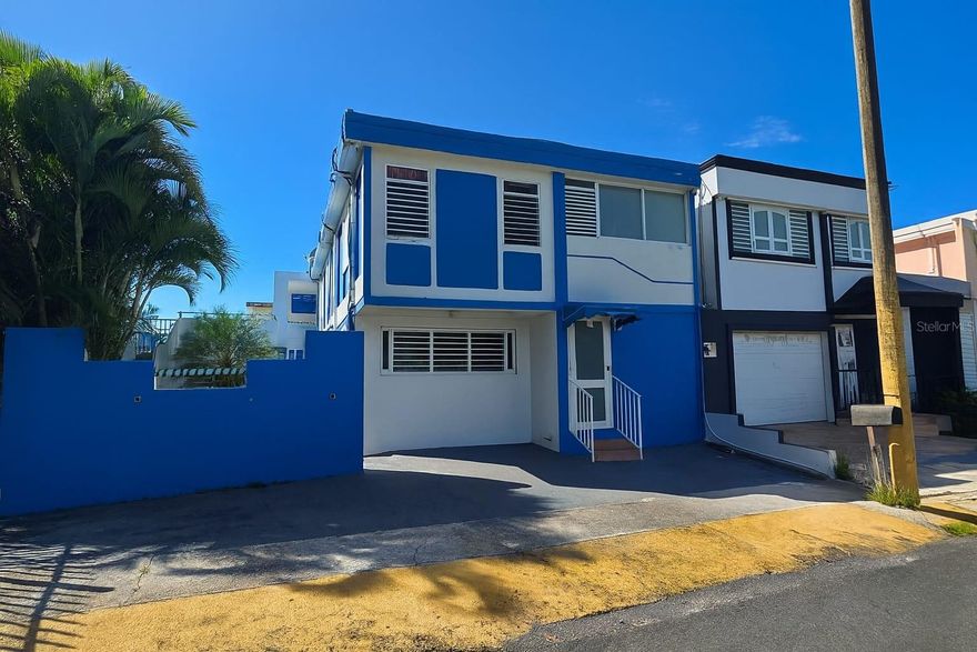 Charming multifamily property located in Villas de Levittown in Toa Baja. The home features four (4) independent rental units, all currently occupied, generating a monthly income of $4,000.

In addition to being a wonderful place to live, this is an excellent opportunity for investors seeking stable passive income and a property with strong appreciation potential.

Its prime location places you just steps from the Boulevard’s gastronomic route, close to the beach, shops, supermarkets, medical services, beauty centers, and many other essential conveniences.
The property is situated in front of a passive park and on a cul-de-sac, offering added security, privacy, and outdoor space to enjoy.