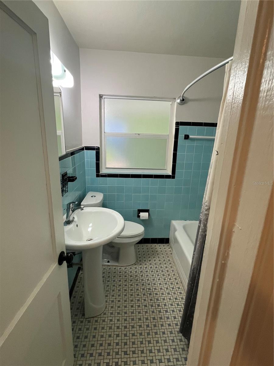 EDGEWATER ESTS UNIT 5 - Residential Lease