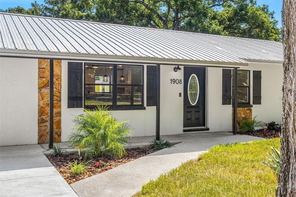 Photo of 1908 N Barnes Street, Plant City, FL 33563 (MLS # L4960552)