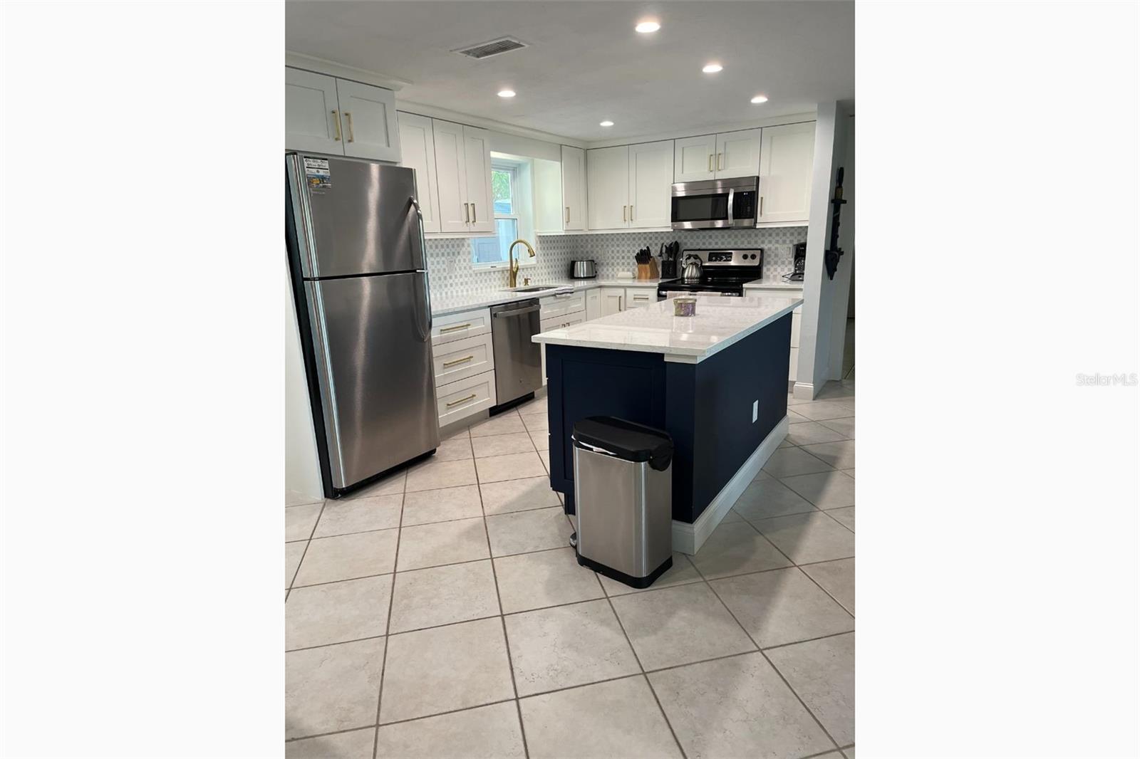 SIESTA MANOR SEC 3 - Residential Lease