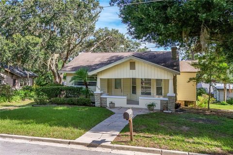 Photo of 715 Poinsettia Drive, Eustis, FL 32726 (MLS # G5099798) Photo of 715 Poinsettia Drive, Eustis, FL 32726 (MLS # G5099798)