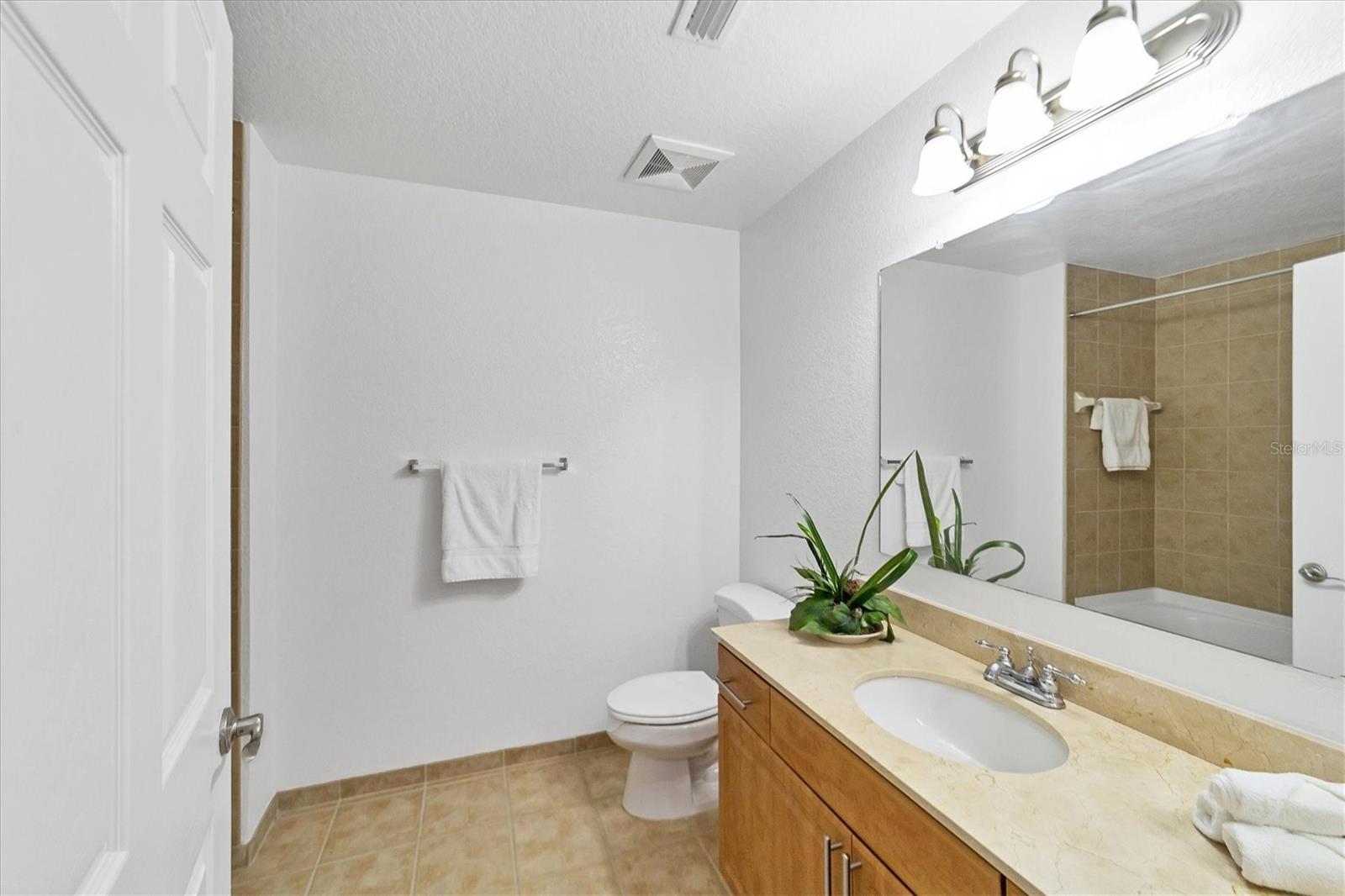 BROADWAY PROMENADE - Residential Lease