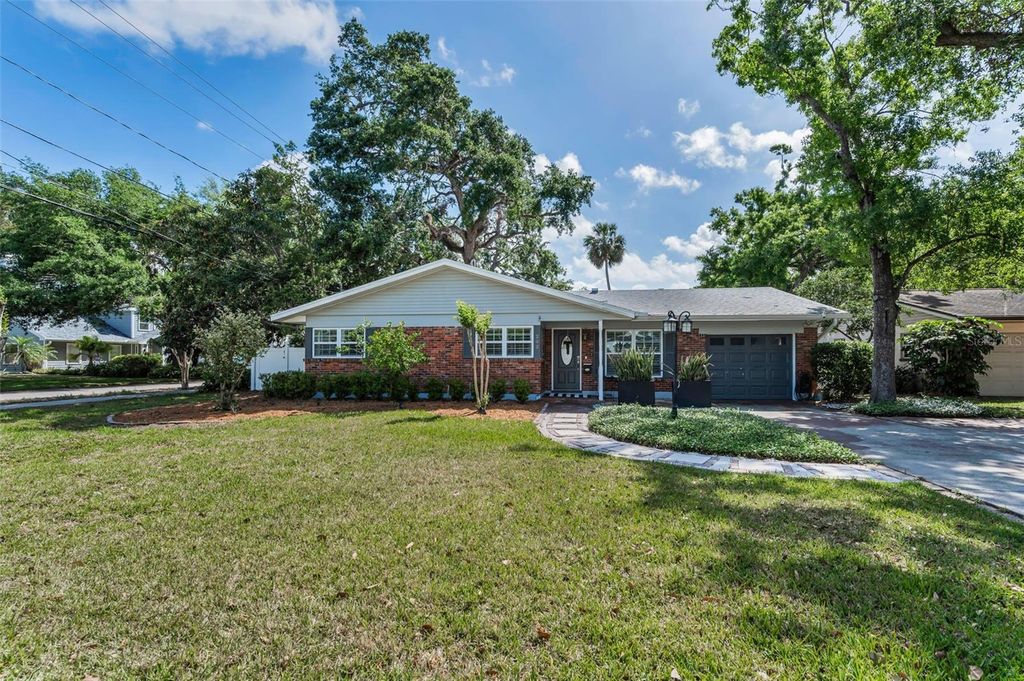 Photo of 202 S Hesperides Street, Tampa, FL 33609 (MLS # TB8437627)