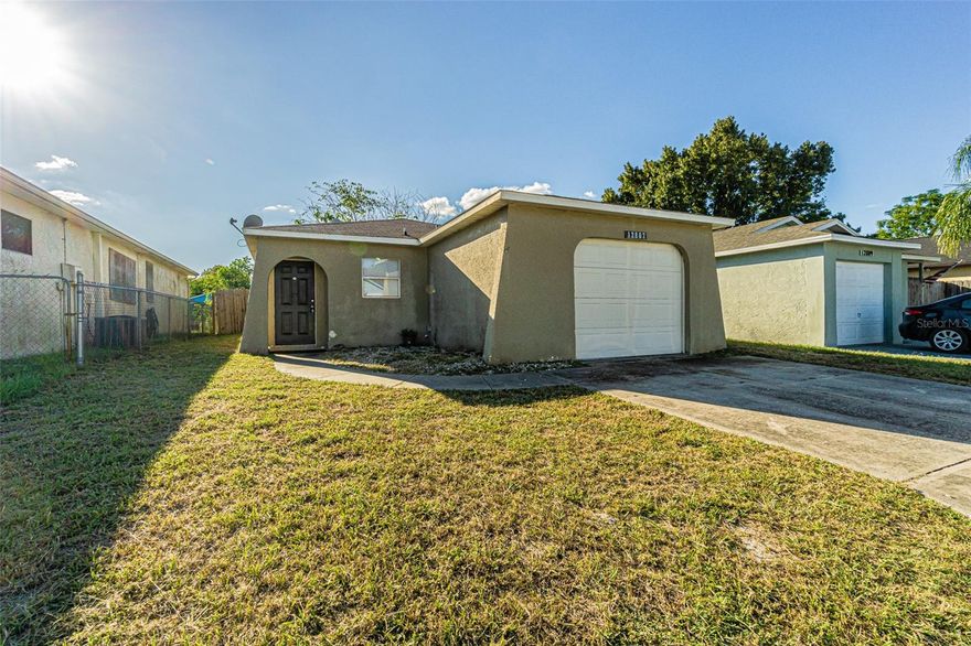 A 2 BEDROOM 1 BATH 1000 SQFT HOME THAT HAS A BRAND NEW KITCHEN, NEW CARPET, NEW TILE FLOORS, AND A FENCED IN BACKYARD HAS A SINGLE CAR GARAGE. THE KITCHEN IS NEWLY REMODELED AND IS IN A GREAT COMMUNITY. HAS A WASHER AND DRYER HOOK UP.