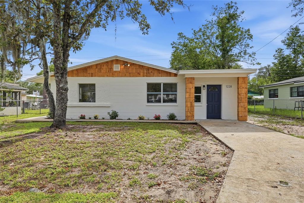 Photo of 1228 SE 19th Street, Gainesville, FL 32641 (MLS # GC540750)