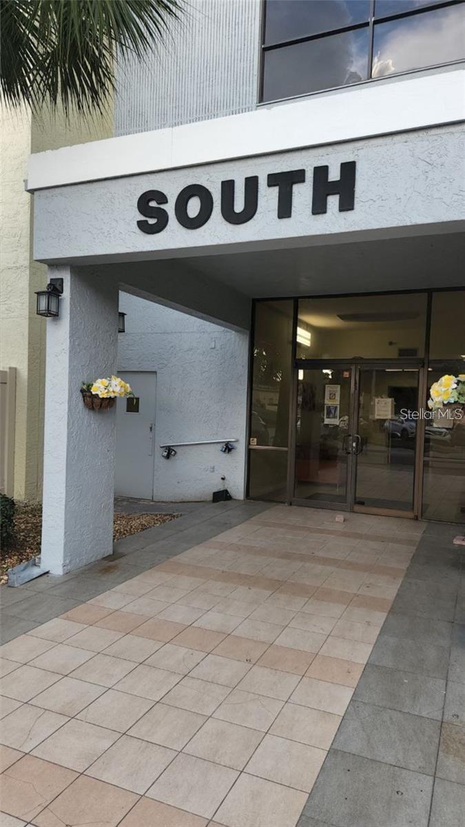 Contemporary condo with granite counter kitchen and bamboo wood floors. Master bedroom has a walk in closet and ensuite bathroom. In unit washer/dryer. Lots of storage space. Split plan with bedrooms on each side of the living room/kitchen. Complex has party room, exercise gym and pool next to a small lake. Tampa and St Pete 30 minutes away. Downtown Clearwater 5 minutes. #1 rated Clearwater Beach is 10 minutes away, Tampa International Airport 30 minutes by car. Great location!!
