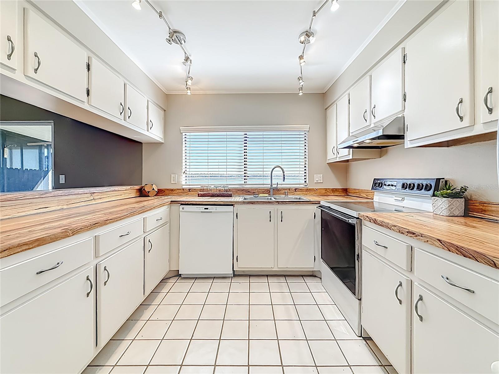 TOWNHOMES OF LAKE SEMINOLE - Residential