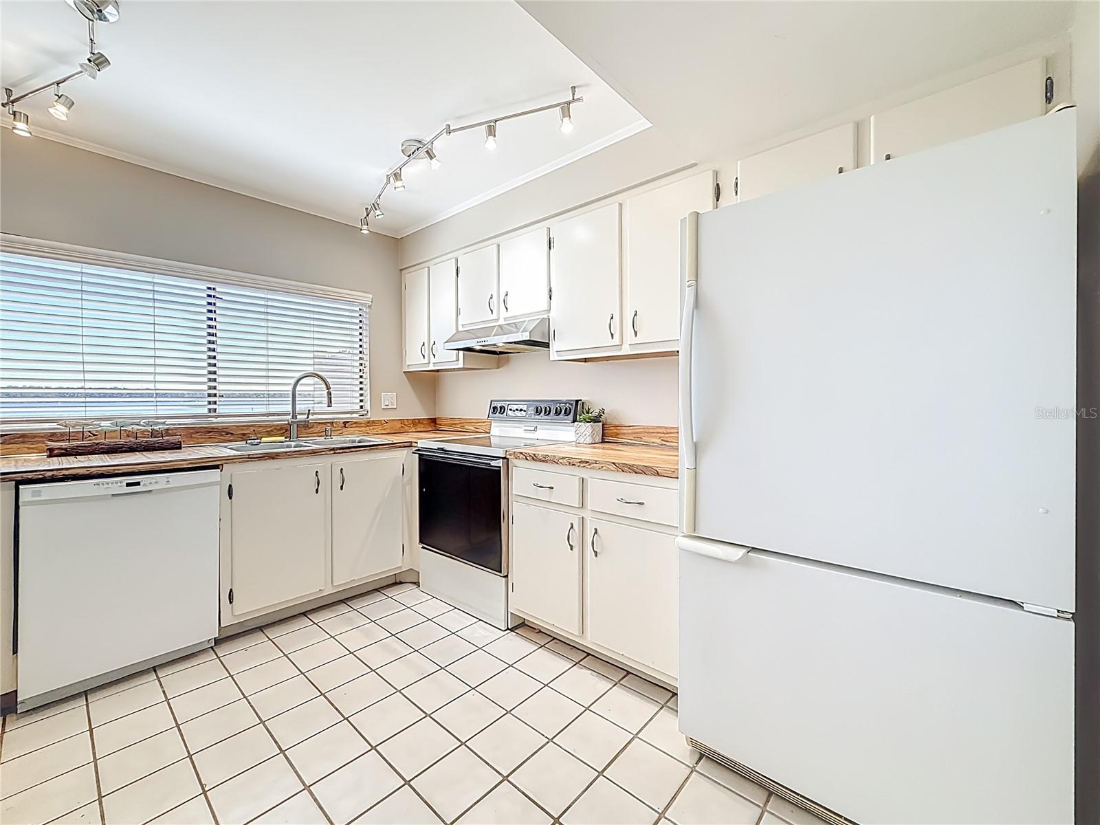TOWNHOMES OF LAKE SEMINOLE - Residential