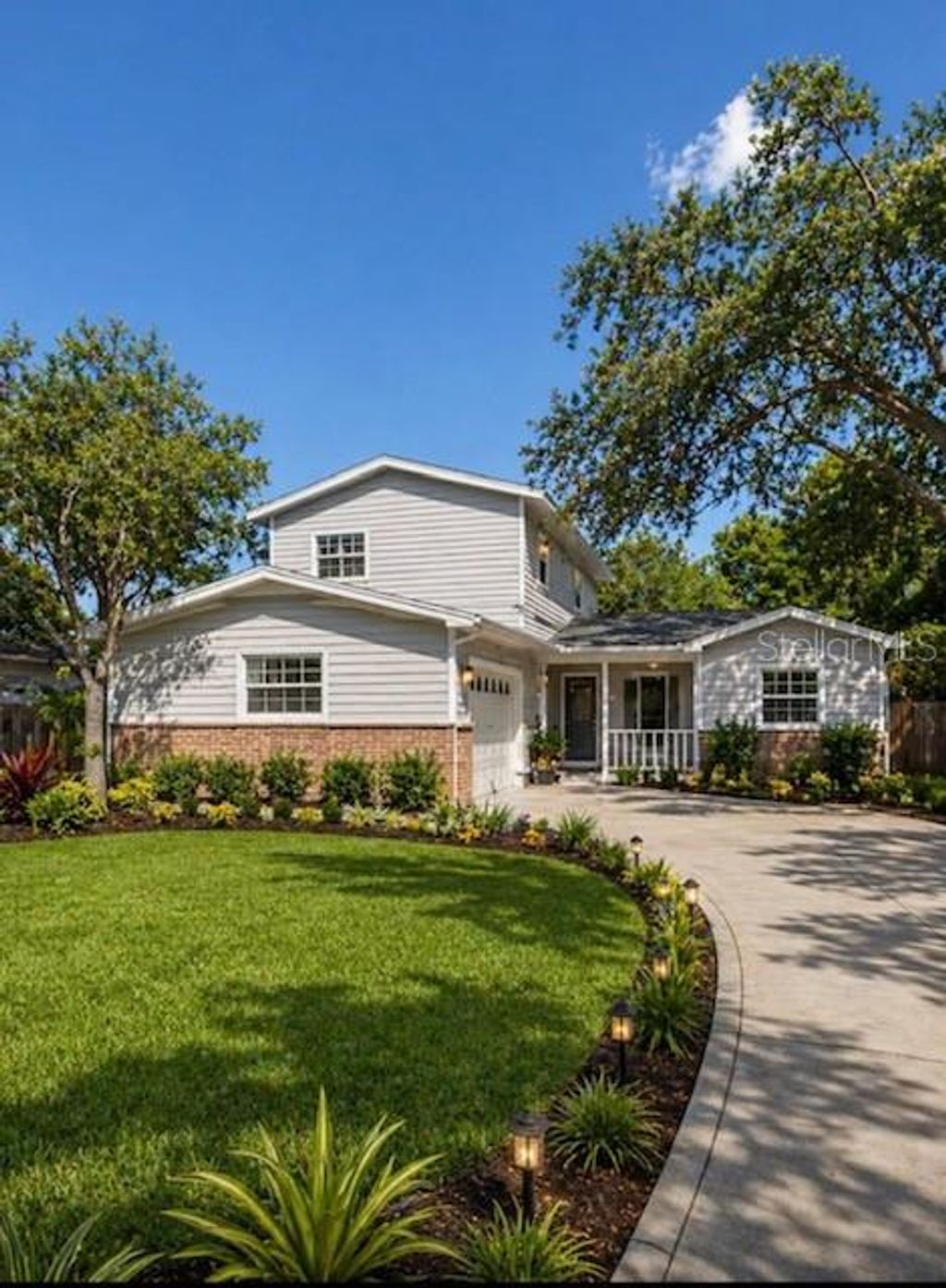 Photo of 1700 Country Club Road N, St Petersburg, FL 33710 (MLS # TB8502117)