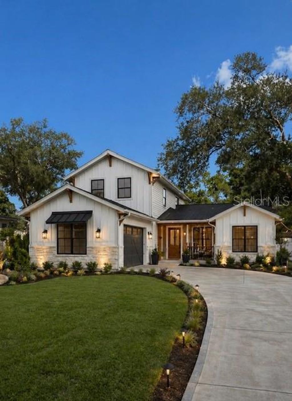 Photo of 1700 Country Club Road N, St Petersburg, FL 33710 (MLS # TB8502117)