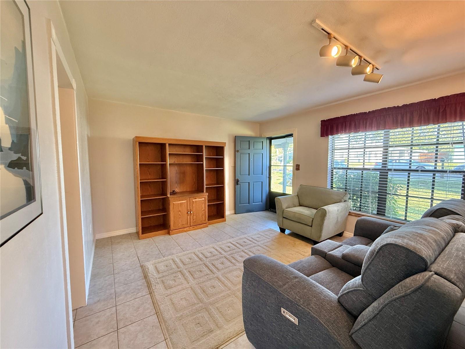 SUNSHINE GARDENS - Residential