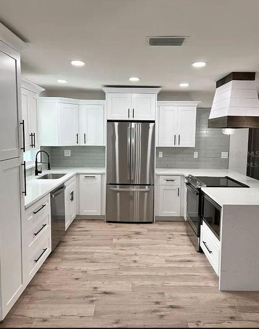 VENICE ESTATES SUB - Residential Lease